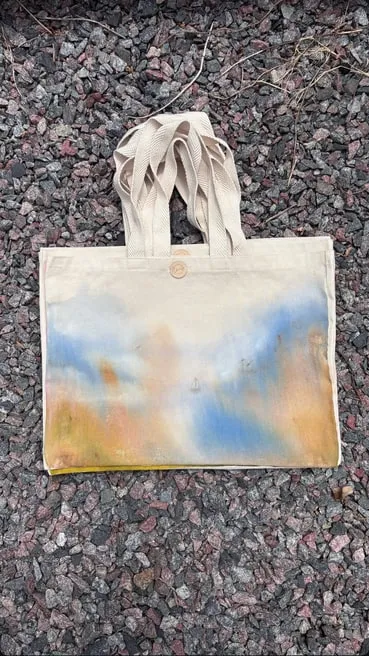 Tote bag de gabardina cruda con una acuarela celeste y ocre