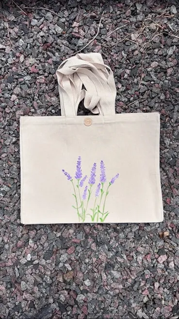 Tote bag de gabardina cruda con ramitas de lavanda pintadas