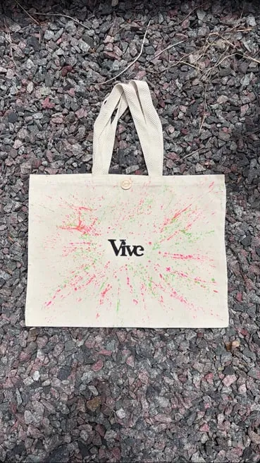 Tote bag de gabardina cruda con la palabra "Vive" y salpicado rosa y verde