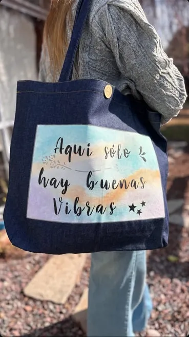 Tote bag de jean con la frase "Aquí sólo hay buenas vibras" pintada sobre acuarela