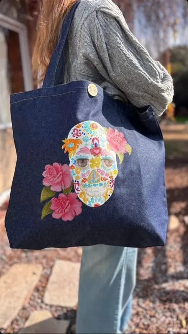 Tote bag de jean con una calavera mexicana con flores pintada a mano