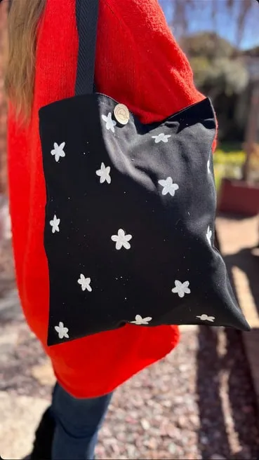 Tote bag chica negra con estrellas blancas pintadas